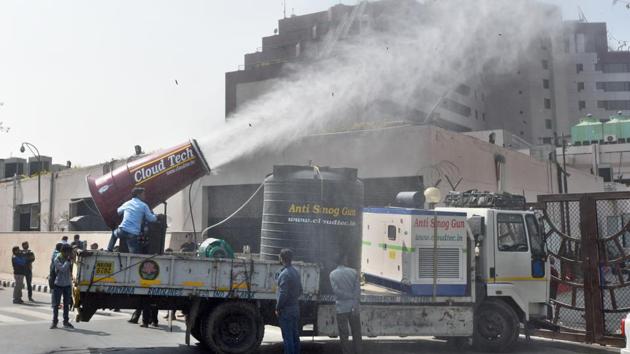 The anti-smog gun was flagged by Delhi environment minister Imran Hussain on Monday.(Sushil Kumar/HT PHOTO)