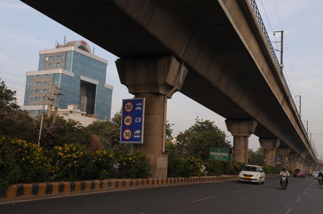 To make commuters aware of the no-speeding zone, the traffic police has also installed speed signage at several corners of the stretch.(Parveen Kumar/HT PHOTO)