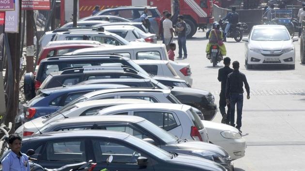 Illegal parking is one of the major reasons for congestion in Noida. (Sunil Ghosh/HT Photo) Illegal parking is one of the major reasons for congestion in Noida. (Sunil Ghosh/HT Photo)
