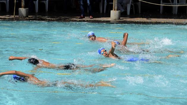 Participants during the Swimathon event organised by the Champion Aquatic Club at NG Nande swimming pool in Pune on February 18, 2018. (Ravindra Joshi/HT PHOTO)