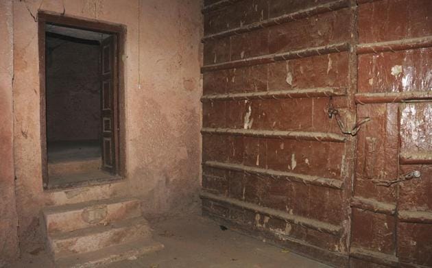 The police cell where Jawaharlal Nehru was kept in 1923 in Jaitu in Punjab’s Faridkot district, in a state of neglect on Monday.(HT Photo)