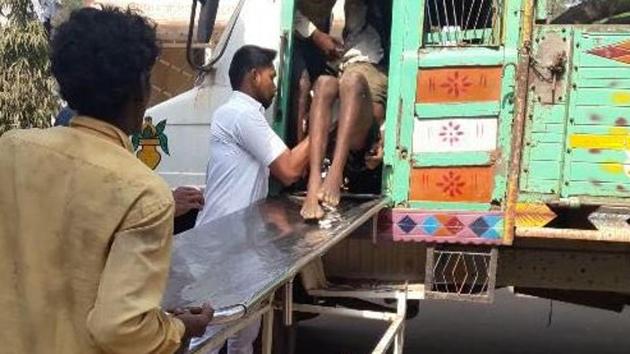 Kashinath Mangla Pawar being taken to Thane civil hospital in a truck.(Praful Gangurde/HT)