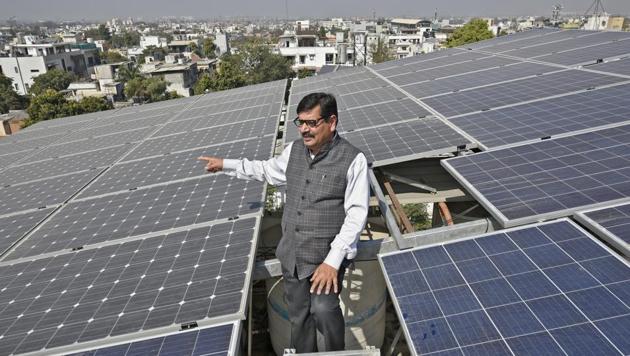 Ashwani Kapoor, showing the solar panel installed on the rooftop of his house in Kailash Colony(Burhaan Kinu/HT PHOTO)