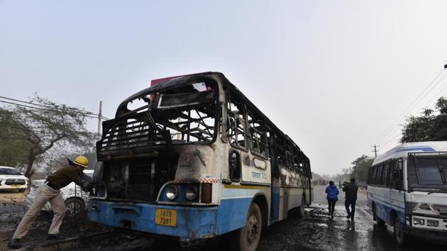 Violent protests broke out in Bhondsi area of Gurgaon to stop the release of Sanjay Leela Bhansali’s film Padmaavat. Protesters pelted stones at a school bus and set a roadways bus ablaze on January 24.(Sanjeev Verma/HT PHOTO)