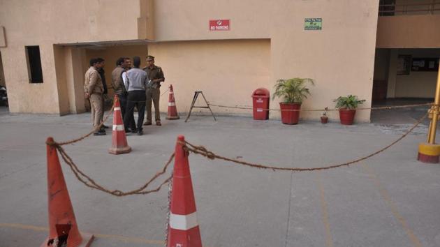 The spot where a four-and-a-half year old girl fell at Jaipuria Sunrise Green in Indirapuram on Monday evening. (Sakib Ali /Hindustan Times) The spot where a four-and-a-half year old girl fell at Jaipuria Sunrise Green in Indirapuram on Monday evening. (Sakib Ali /Hindustan Times)