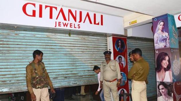 Officials of ED conduct raids at Gitanjali jewels at Harshvardhan Plaza shopping complex in Bokaro. (HT File Photo) Officials of ED conduct raids at Gitanjali jewels at Harshvardhan Plaza shopping complex in Bokaro. (HT File Photo)