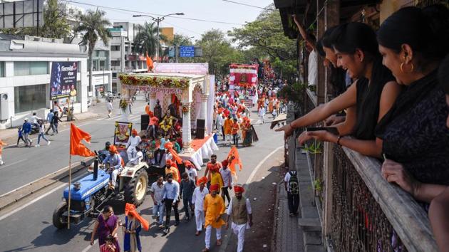 Residents gather on the balcony to witness the rally of the statues of Shivaji Maharaj organised on the occasion of Shiv Jayanti February 19 (Sanket Wankhade/HT PHOTO) Residents gather on the balcony to witness the rally of the statues of Shivaji Maharaj organised on the occasion of Shiv Jayanti February 19 (Sanket Wankhade/HT PHOTO)