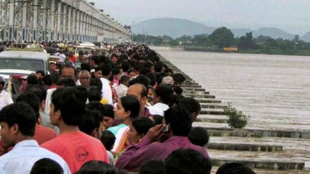 People watch the Mahanadi river flowing above the danger mark near Mundali in Cuttack. The Odisha government had moved the court in December, 2016, seeking an order, asking Chhattisgarh to stop its construction work in projects on the upstream of Mahanadi, saying it had affected the river flow in the state. (HT File Photo) People watch the Mahanadi river flowing above the danger mark near Mundali in Cuttack. The Odisha government had moved the court in December, 2016, seeking an order, asking Chhattisgarh to stop its construction work in projects on the upstream of Mahanadi, saying it had affected the river flow in the state. (HT File Photo)