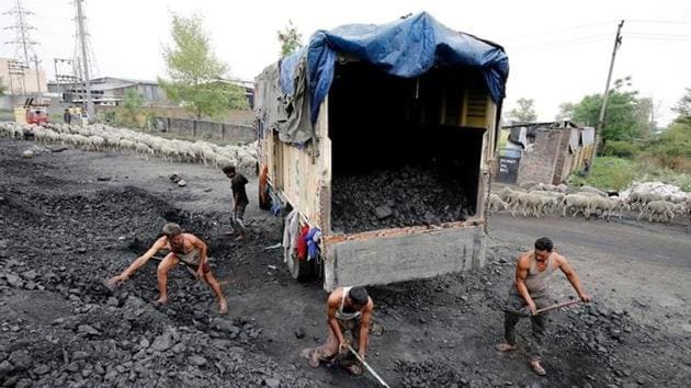 Labourers load coal onto a supply truck on the outskirts of Jammu.(Reuters)