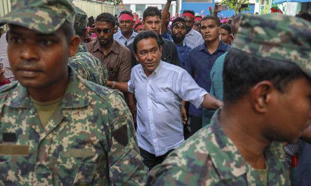 Maldivian President Abdulla Yameen surrounded by his bodyguards arrives in Male on February 3, 2018.(AP)