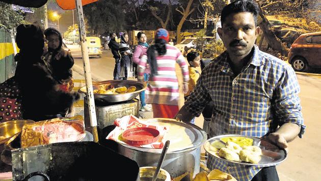 Shambhu Nath at his snack stall near Jagannath Mandir.(Mayank Austen Soofi / HT Photo)