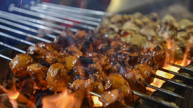 Mutton shammi kababs being prepared at Bhendi Bazaar in Mumbai .(Kunal Patil/HT File)
