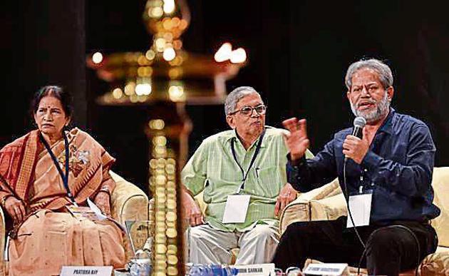 (From left) Jnanpith award winner and writer Pratibha Ray, poet and literary critic Sitakant Mahapatra and poet and writer Subodh Sarkar at the Gateway Litfest 2016.(HT file photo)