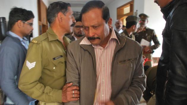 Siddhanti spent 20 hours with the dead body of his wife Karuna and their pet dog before approaching the police on Wednesday (Sakib Ali/HT PHOTO) Siddhanti spent 20 hours with the dead body of his wife Karuna and their pet dog before approaching the police on Wednesday (Sakib Ali/HT PHOTO)