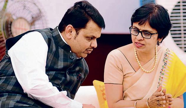 Chief minister Devendra Fadnavis (left) speaks to Vidya Yeravdekar, principal director of Symbiosis Society, Symbiosis International University (SIU), at Symbhav 2018.(SHANKAR NARAYAN/HT PHOTO)