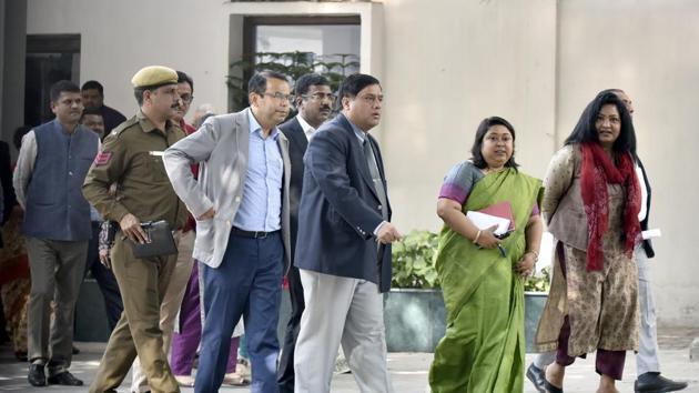 Delhi IAS officers association members after meeting LG Anil Baijal at his residence after Delhi chief secretary Anshu Prakash was allegedly manhandled by two MLAs of the ruling Aam Aadmi Party, on Tuesday. (Sonu Mehta/HT Photo) Delhi IAS officers association members after meeting LG Anil Baijal at his residence after Delhi chief secretary Anshu Prakash was allegedly manhandled by two MLAs of the ruling Aam Aadmi Party, on Tuesday. (Sonu Mehta/HT Photo)