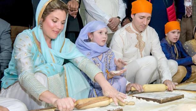 Justin Trudeau with his wife Sophie Grégoire Trudeau, son Xavier and daughter Ella-Grace prepare chapatis in the kitchen at Golden Temple in Amritsar on Wednesday. (HT Photo) Justin Trudeau with his wife Sophie Grégoire Trudeau, son Xavier and daughter Ella-Grace prepare chapatis in the kitchen at Golden Temple in Amritsar on Wednesday. (HT Photo)