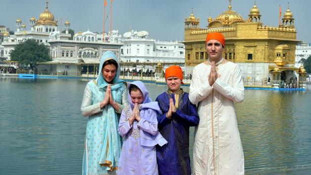 Justin Trudeau with his wife Sophie Grégoire Trudeau, their son Xavier and daughter Ella-Grace paying obeisance at the Golden Temple in Amritsar on Wednesday. (HT Photo) Justin Trudeau with his wife Sophie Grégoire Trudeau, their son Xavier and daughter Ella-Grace paying obeisance at the Golden Temple in Amritsar on Wednesday. (HT Photo)