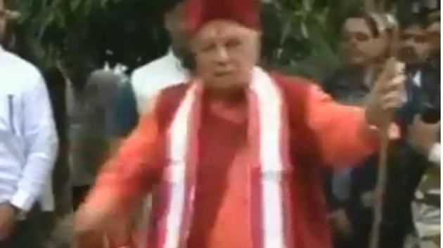 Senior BJP leaders Murli Manohar Joshi rips the ribbon off the pole at an event to inaugurate a solar light panel in the collectorate office in Kanpur. (ANI Twitter) Senior BJP leaders Murli Manohar Joshi rips the ribbon off the pole at an event to inaugurate a solar light panel in the collectorate office in Kanpur. (ANI Twitter)