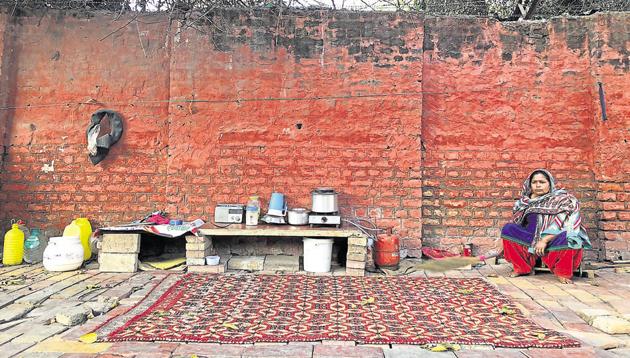 Taro Begum at her pavement dwelling. (Mayank Austen Soofi / HT Photo) Taro Begum at her pavement dwelling. (Mayank Austen Soofi / HT Photo)