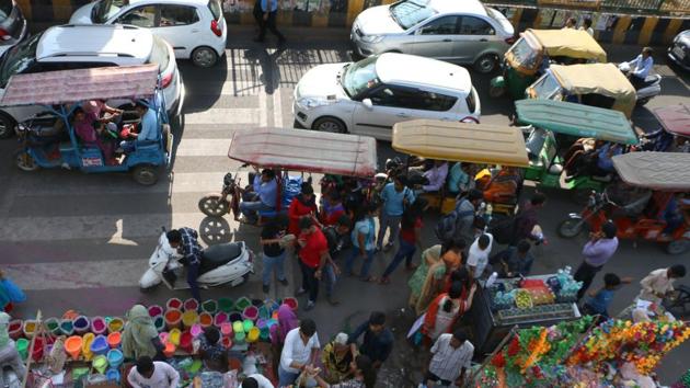 Squatters along roads, including the Dadri road in Atta Market, Sector 18, Road No.6, Sector 62 and Sector 6, among others, hinder smooth flow of traffic. (HT Photo) Squatters along roads, including the Dadri road in Atta Market, Sector 18, Road No.6, Sector 62 and Sector 6, among others, hinder smooth flow of traffic. (HT Photo)