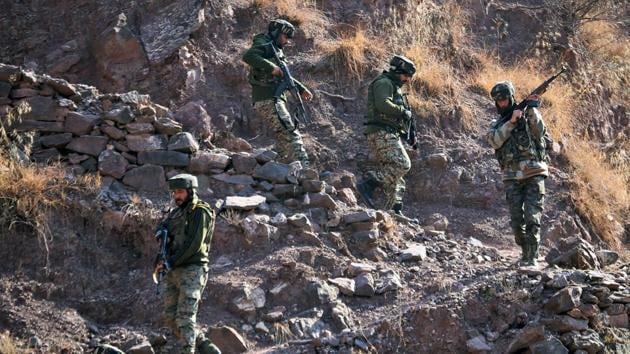 Army personnel take position at Uri near Line of Control in North Kashmir.(PTI file photo)