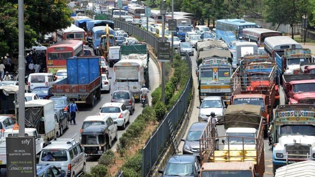 The 15-km-long Thane-Belpaur road, which connects Thane and Navi Mumbai, plays a crucial role in the cities’ businesses and economies.(HT FILE)
