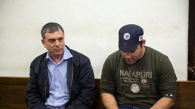Shlomo Filber (L) sits at the Magistrate Court during his remand in Tel Aviv, Israel, February 18, 2018. Filber, a Netanyahu ally for more than 20 years, is expected to agree to turn state witness in exchange for avoiding jail. (Reuters Photo) Shlomo Filber (L) sits at the Magistrate Court during his remand in Tel Aviv, Israel, February 18, 2018. Filber, a Netanyahu ally for more than 20 years, is expected to agree to turn state witness in exchange for avoiding jail. (Reuters Photo)