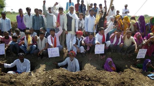 Villagers of Bichdi village in Bundi organise Zameen Satyagraha over demand for canal water.(AH Zaidi/HT Photo) Villagers of Bichdi village in Bundi organise Zameen Satyagraha over demand for canal water.(AH Zaidi/HT Photo)
