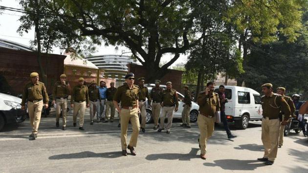A Delhi police team at Delhi chief minister Arvind Kejriwal’s residence on Friday.(Sonu Mehta / HT Photo) A Delhi police team at Delhi chief minister Arvind Kejriwal’s residence on Friday.(Sonu Mehta / HT Photo)