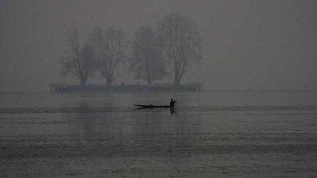 Harsh winters force Kashmiris to use conventional fuel like coal to warm homes and water. This leads to spike in pollution during winter months.(HT file photo)