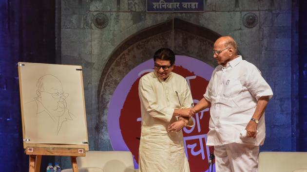 At the Shodh Marathi Manacha (15th Global Marathi Festival), Maharashtra Navnirman Sena (MNS) chief Raj Thackeray drew a caricature of, and interviewed Nationalist Congress Party (NCP) chief Sharad Pawar at Pawar’s alma mater Brihan Maharashtra College of Commerce, Pune on February 21. (Sanket Wankhade / HT Photo)
