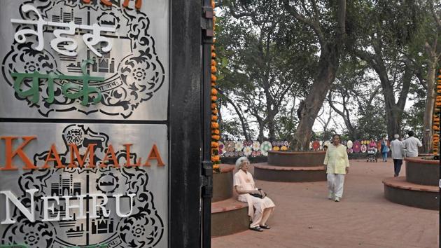 People visit Kamla Nehru Park at Malabar Hill in Mumbai. (Shashi S Kashyap/HT PHOTO) 