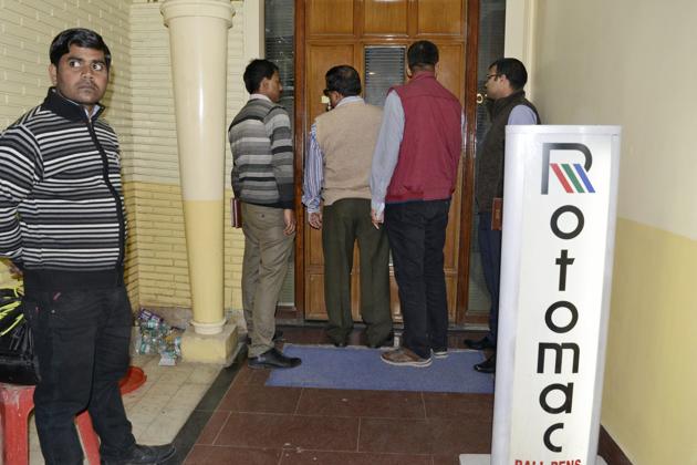CBI officials investigation in Rotomac Global Private Limited office at Mall Road in Kanpur.(PTI Photo)