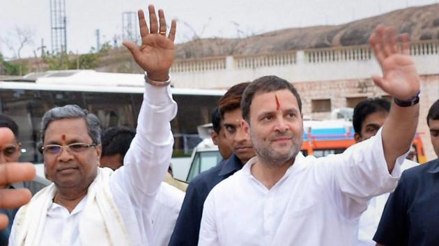 Congress president Rahul Gandhi and Karnataka CM Siddaramaiah wave to people during a rally in Koppal.(PTI File Photo)