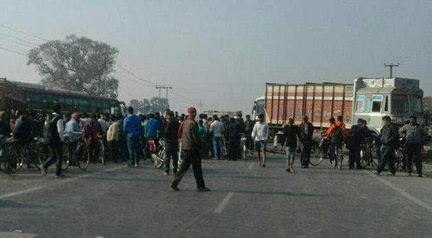 Angry people blocking the Hajipur-Jandaha road in protest against the murder of a medicine trader in Vaishali district oof Bihar. (HT Photo) Angry people blocking the Hajipur-Jandaha road in protest against the murder of a medicine trader in Vaishali district oof Bihar. (HT Photo)