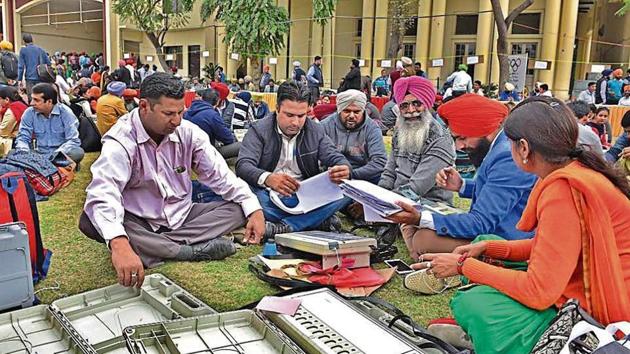 Electronic voting machines being distributed at Khalsa College for Women. (Gurpreet Singh/HT) Electronic voting machines being distributed at Khalsa College for Women. (Gurpreet Singh/HT)