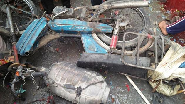 The mangled remains of the moped of the balloon seller on which he carried the gas cylinder.(Sameer Sehgal/HT) The mangled remains of the moped of the balloon seller on which he carried the gas cylinder.(Sameer Sehgal/HT)