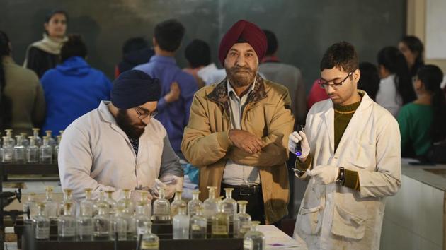 GS Sodhi (middle) with his students at Delhi University’s Sri Guru Tegh Bahadur Khalsa College.(Raj K Raj/HT PHOTO)