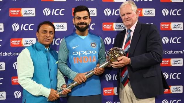 Sunil Gavaskar (L) and Graeme Pollock (R) present Indian captain Virat Kohli (C) the ICC Test mace at Newlands on Saturday in Cape Town.(Cricket South Africa/ICC)