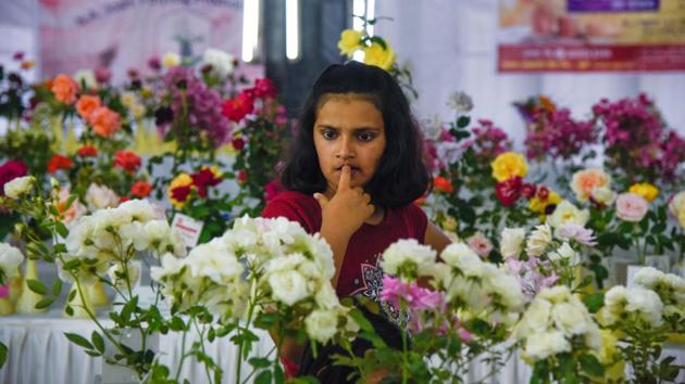A girl examines the roses on display at the 101 Rose show by The Rose Society of Pune. (Sanket Wankhade/HT PHOTO) A girl examines the roses on display at the 101 Rose show by The Rose Society of Pune. (Sanket Wankhade/HT PHOTO)