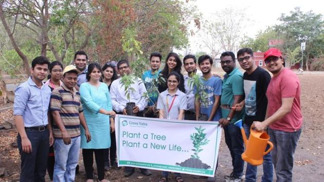 NGO Green Yatra has incentivised waste recycling for Mumbaiites by giving them cloth bags and plants in return.(HT Photo)