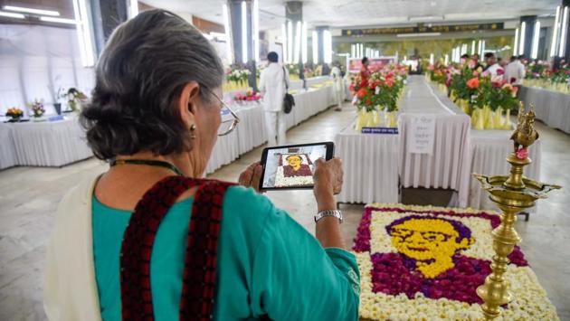 An elderly woman takes a picture of the roses exhibited at the rose show at Tilak Smarak Mandir on Tilak road on February 17. (Sanket Wankhade/HT PHOTO) An elderly woman takes a picture of the roses exhibited at the rose show at Tilak Smarak Mandir on Tilak road on February 17. (Sanket Wankhade/HT PHOTO)
