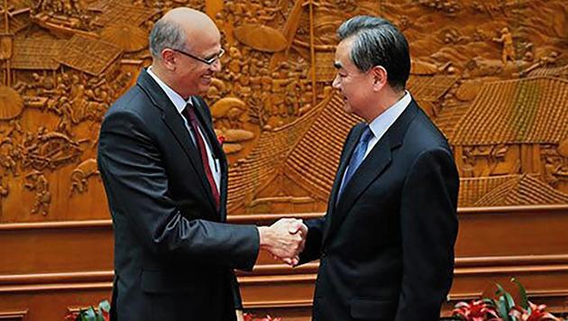 Foreign Secretary Vijay Gokhale shakes hands with Chinese Foreign Minister Wang Yi in Beijing on Friday.(PTI) Foreign Secretary Vijay Gokhale shakes hands with Chinese Foreign Minister Wang Yi in Beijing on Friday.(PTI)