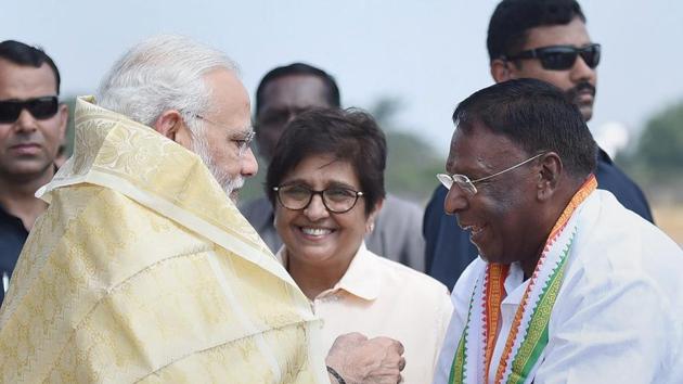 Prime Minister Narendra Modi being received by Lieutenant Governor Kiran Bedi and chief minister V Narayanasamy on his arrival in Puducherry on Sunday.(PTI Photo)