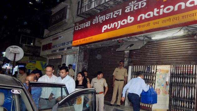 Enforcement Directorate officials outside a PNB branch in Thane after they seized cash, jewellery and bonds during a raid in connection to the Nirav Modi fraud case.(PTI Photo)