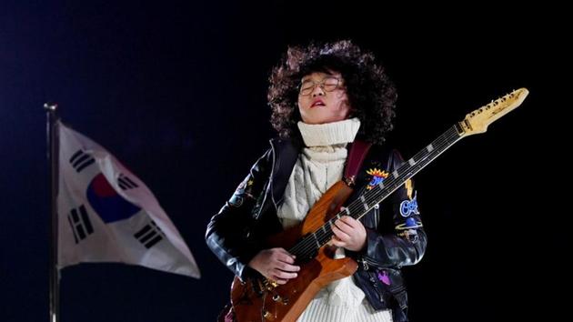 Yang Tae-Hwan, one of SOuth Korea’s musicians, performs during the closing ceremony (REUTERS)