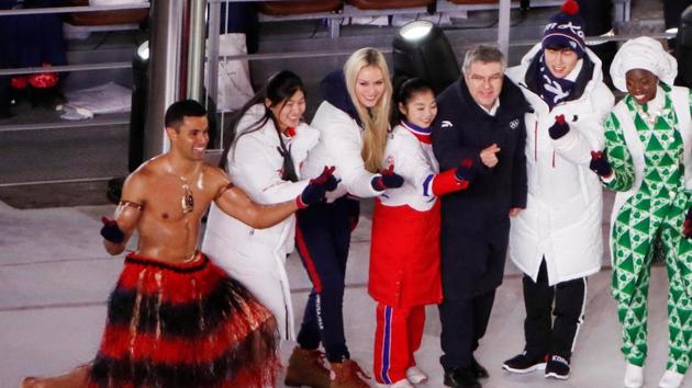 Lindsey Vonn, American Alpine ski racer, and President of the International Olympic Committee Thomas Bach pose with athletes from Tonga and Nigeria during the closing ceremony. (REUTERS)