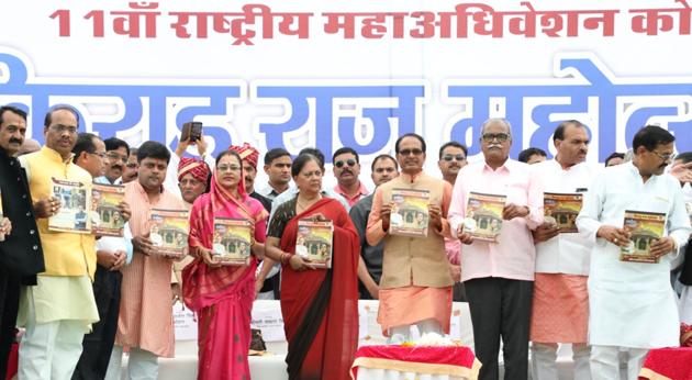 Rajasthan chief minister Vasundhara Raje and his Madhya Pradesh counterpart Shivraj Singh Chouhan at the national convention of Kirad Kshatriya Mahasabha in Kota on Sunday.(HT Photo) Rajasthan chief minister Vasundhara Raje and his Madhya Pradesh counterpart Shivraj Singh Chouhan at the national convention of Kirad Kshatriya Mahasabha in Kota on Sunday.(HT Photo)