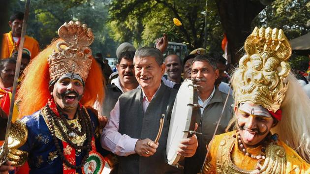Former chief minister and Congress leader Harish Rawat with tribal artists. (PTI) Former chief minister and Congress leader Harish Rawat with tribal artists. (PTI)